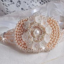 Bracciale Bouquet d'un Jour ricamato con perle Swarovski, fiori di lucite, nastri e perline di qualità.